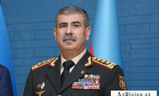 Müdafiə naziri qadınları təbrik edib