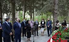 l Fəxri Xiyabanda Üzeyir Hacıbəylinin və musiqi xadimlərinin məzarları ziyarət edilib