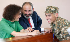 Пашинян и Акопян оформили свои отношения