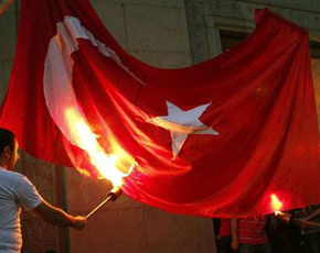 İrəvanda Türkiyə bayrağı yandırılıb