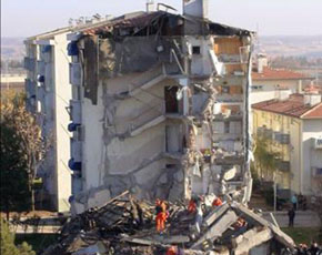 Mədrəsə binası dağıldı, 56 yaralı