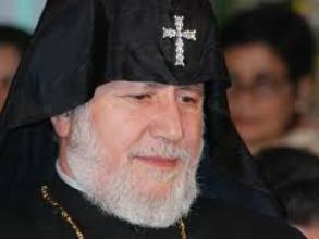Erməni katolikosu “sülhsevər” cildinə girib