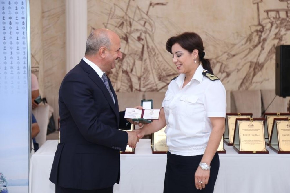 Prezidentin Sərəncamı ilə təltif olunan dənizçilərə mükafatlar təqdim olunub
