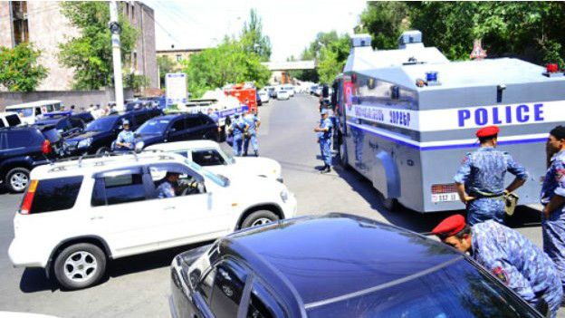 Yerevanda “qiyam“: polis ərazini mühasirədə saxlayır