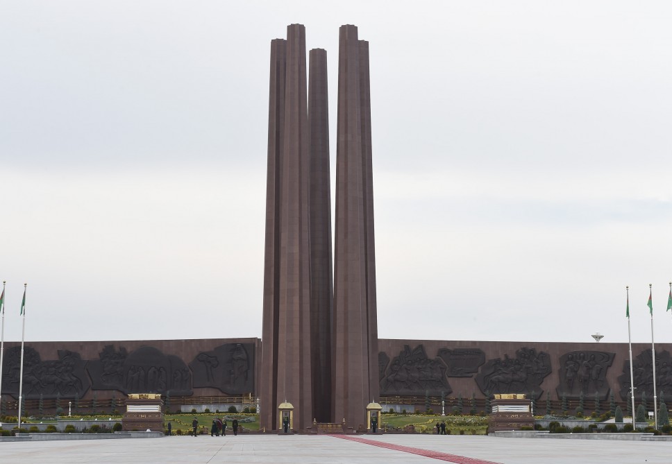 Prezident Aşqabadda “Xalq xatirəsi” memorial kompleksini ziyarət edib