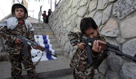 İranda uşaqlar üçün hərbi düşərgə quruldu