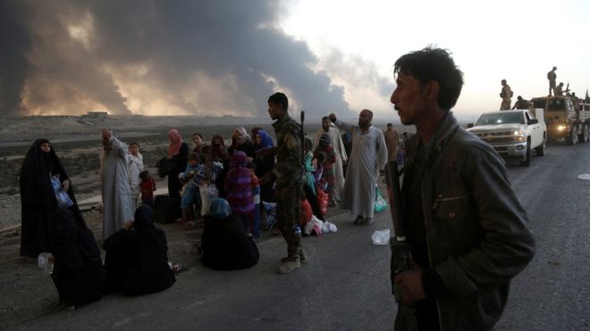 “Yüzlərlə” insan Mosulu tərk edib