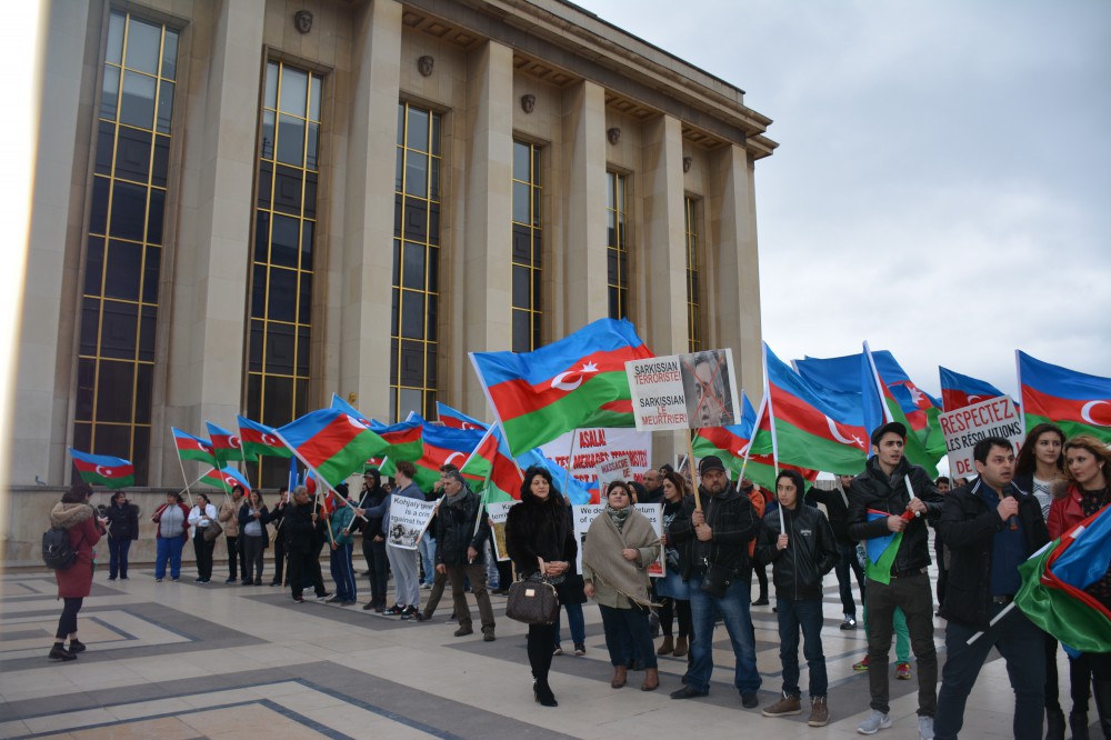 Azərbaycan diaspor təşkilatları Parisdə etiraz aksiyası keçirib