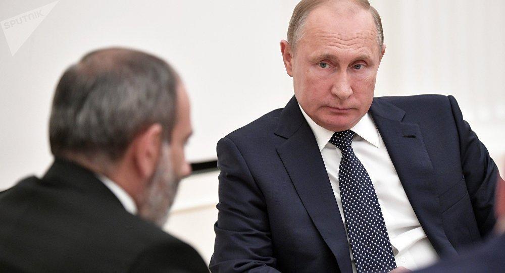 Putin Paşinyanın qarşısında üç şərt qoyub