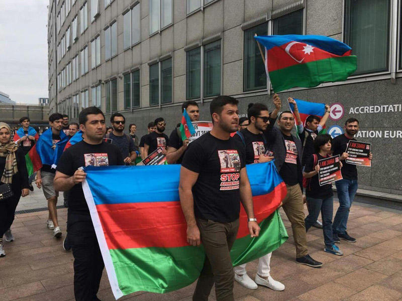 Polşadakı azərbaycanlılar Ermənistan səfirliyi qarşısında aksiya keçirib