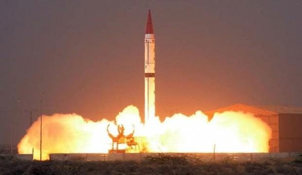 Pakistan 1500 kilometri vuran raketini atdı – Video