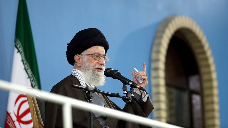İranın dini lideri prezidenti və naziri hədəfə aldı