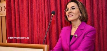 Səmərqənddə usta Əlinin türbəsi önündə... - Sona Vəliyeva