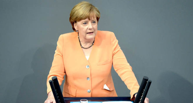 Merkeli rəsmi görüşdə yenə əsməcə tutdu - Video