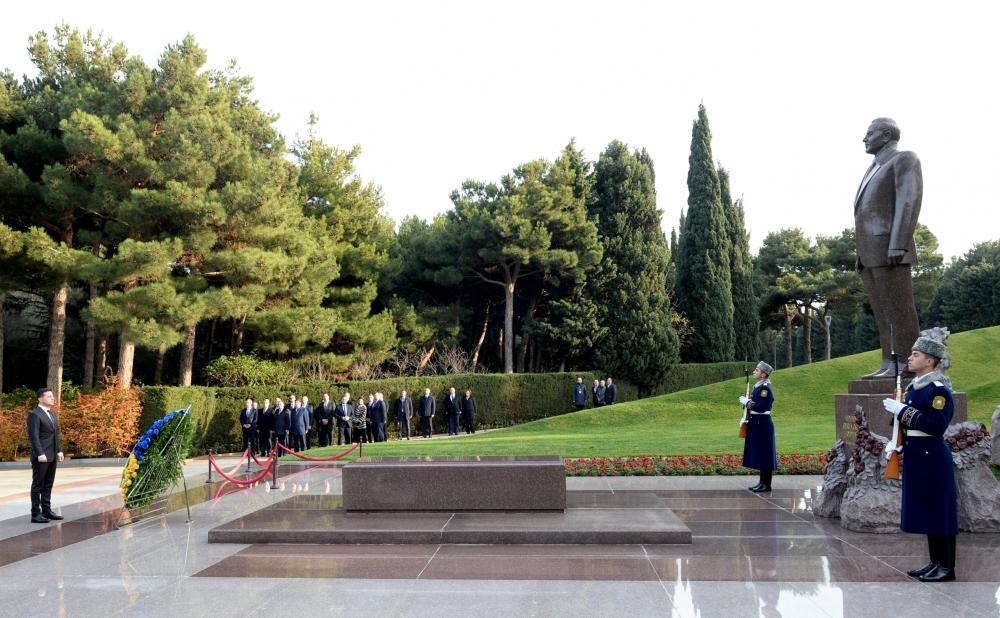 Ukrayna Prezidenti Vladimir Zelenski ulu öndər Heydər Əliyevin məzarını ziyarət edib  - FOTO