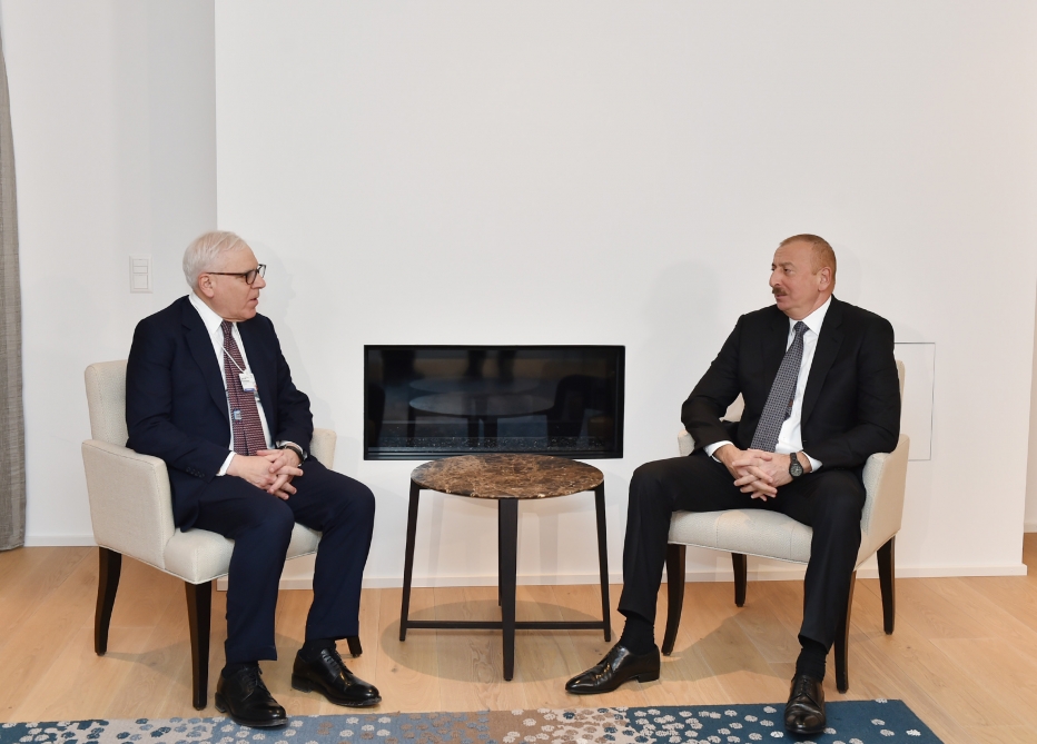 Prezident İlham Əliyevin Davosda “Carlyle Group” şirkətinin həmtəsisçisi ilə görüşü olub
