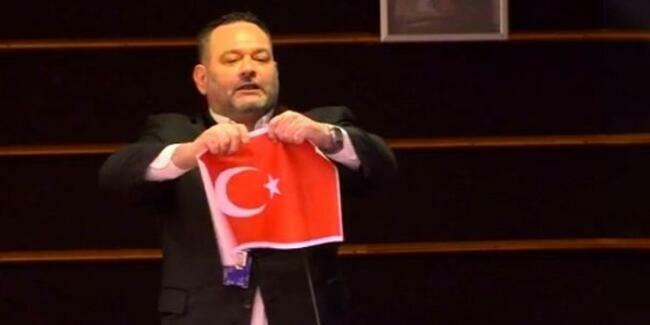 Deputatın Türkiyə bayrağını PA-da çırması... – Politoloq