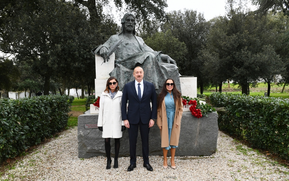 Prezident Romada Nizami Gəncəvinin abidəsini ziyarət edib