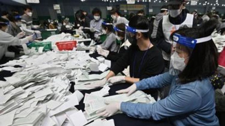 Cənubi Koreyada koronavirus xəstələri parlament seçkilərində elektron qaydada səs verib