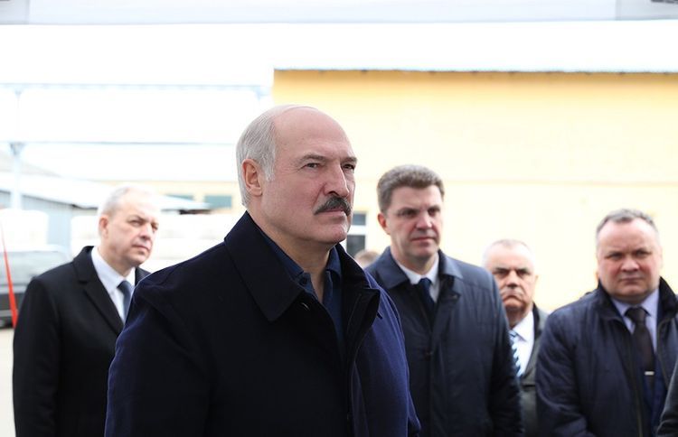 Lukaşenko koronavirusla bağlı Rusiya testlərinin keyfiyyətini tənqid edib