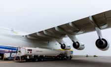 Dünyanın ən iri hava gəmisi Bakıda eniş edib - FOTO - VİDEO