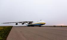 Dünyanın ən iri hava gəmisi Bakıda eniş edib - FOTO - VİDEO
