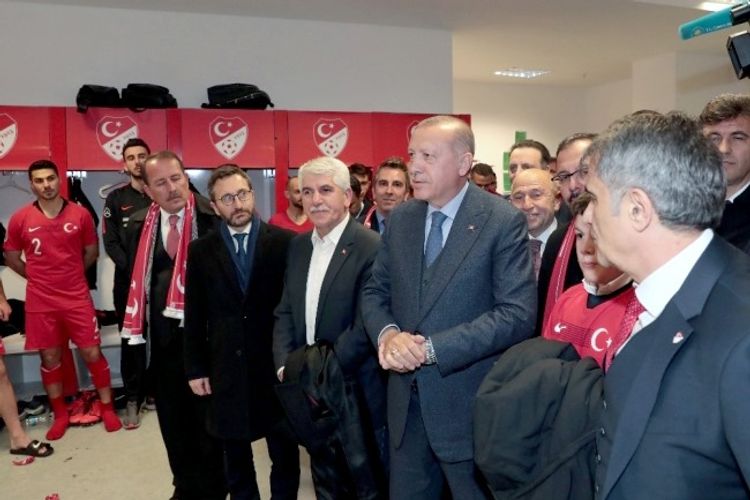 Türkiyə Prezidenti futbol üzrə milli komanda ilə görüşüb