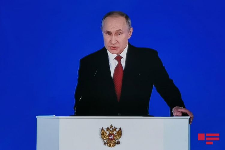 Putin eks-prezidentin ömürlük senator təyin olunması haqda federal qanunu imzalayıb