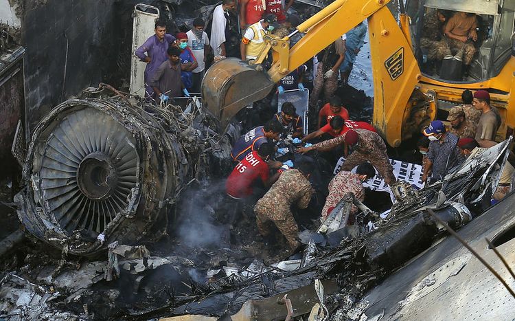 Pakistanda təyyarə qəzası nəticəsində azı 90 nəfər ölüb