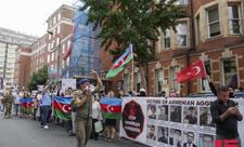 Azərbaycanlılar Ermənistanın Londondakı səfirliyi qarşısında etiraz aksiyası keçirib - FOTO - VİDEO