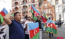 Azərbaycanlılar Ermənistanın Londondakı səfirliyi qarşısında etiraz aksiyası keçirib - FOTO - VİDEO