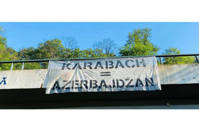 Praqanın mərkəzi körpüsünün üzərindən "Qarabağ Azərbaycandır!" posteri asılıb
