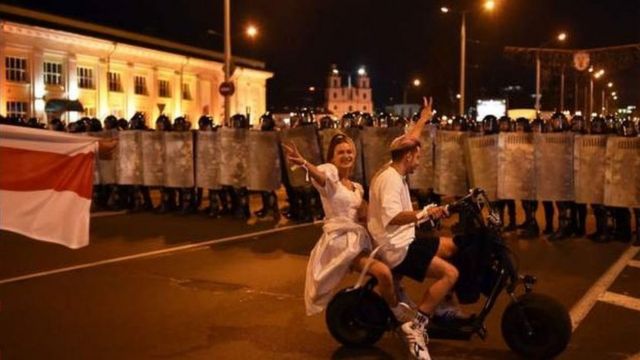 Lukaşenkonun rəqibi Tixanovskaya ölkəni necə tərk edib?