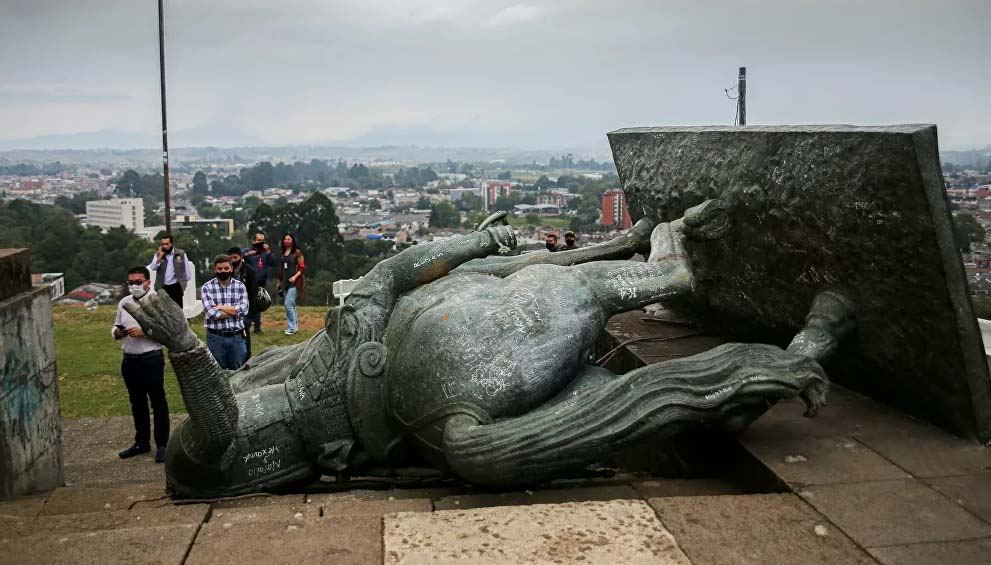 Kolumbiyada hindular ispan konkistadorun heykəlini uçurub - FOTO