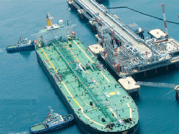 Belarusa nəql olunacaq Azərbaycan nefti Ukrayna limanında tankerdən boşaldılır
