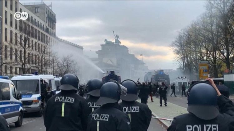 Berlində karantin rejimi əleyhinə nümayişlərdə 77 polis yaralanıb