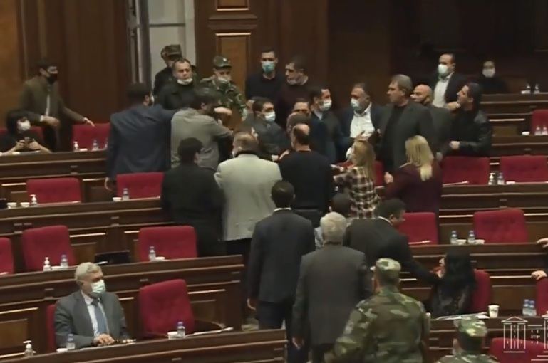 Ermənistan parlamentində dava - VİDEO