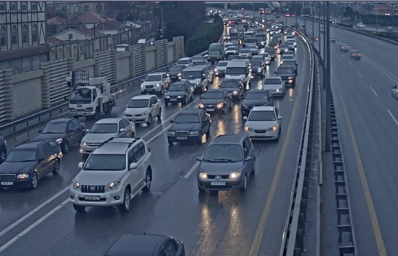 Bakıda yol qəzası: Aeroport yolunda tıxac yarandı - FOTO