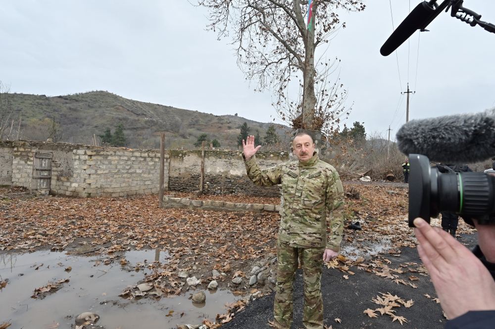 Azərbaycan Prezidenti dağıdılmış Zəngilan məscidinin önündə beynəlxalq təşkilatlara çağırış edib2