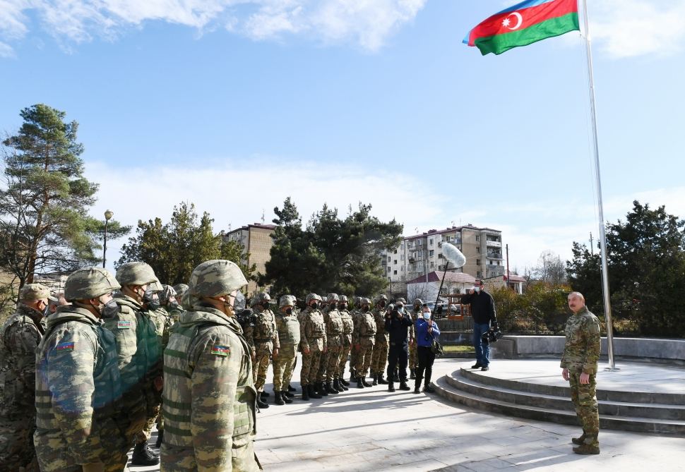 Prezident İlham Əliyev Şuşada Azərbaycan bayrağını yüksəldib - FOTO
