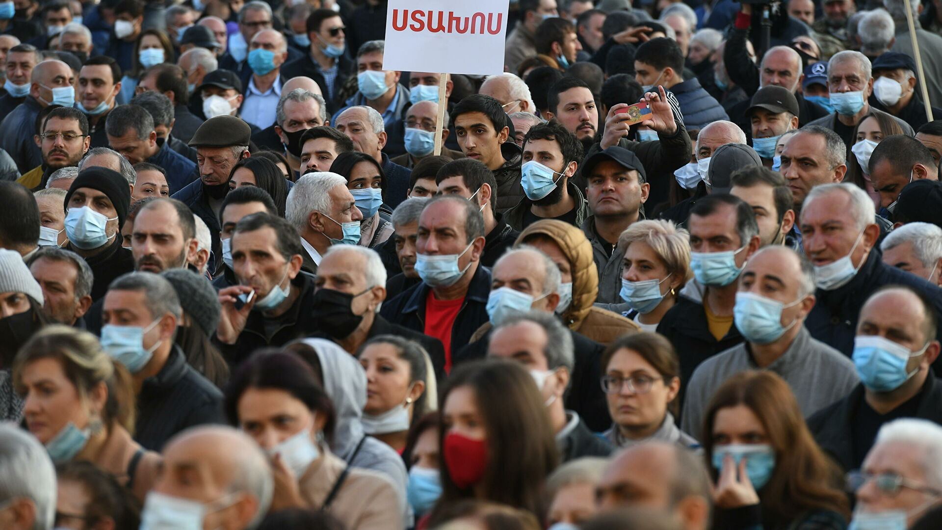 Yerevanda mitinq: Hökumətin istefası tələb edilir
