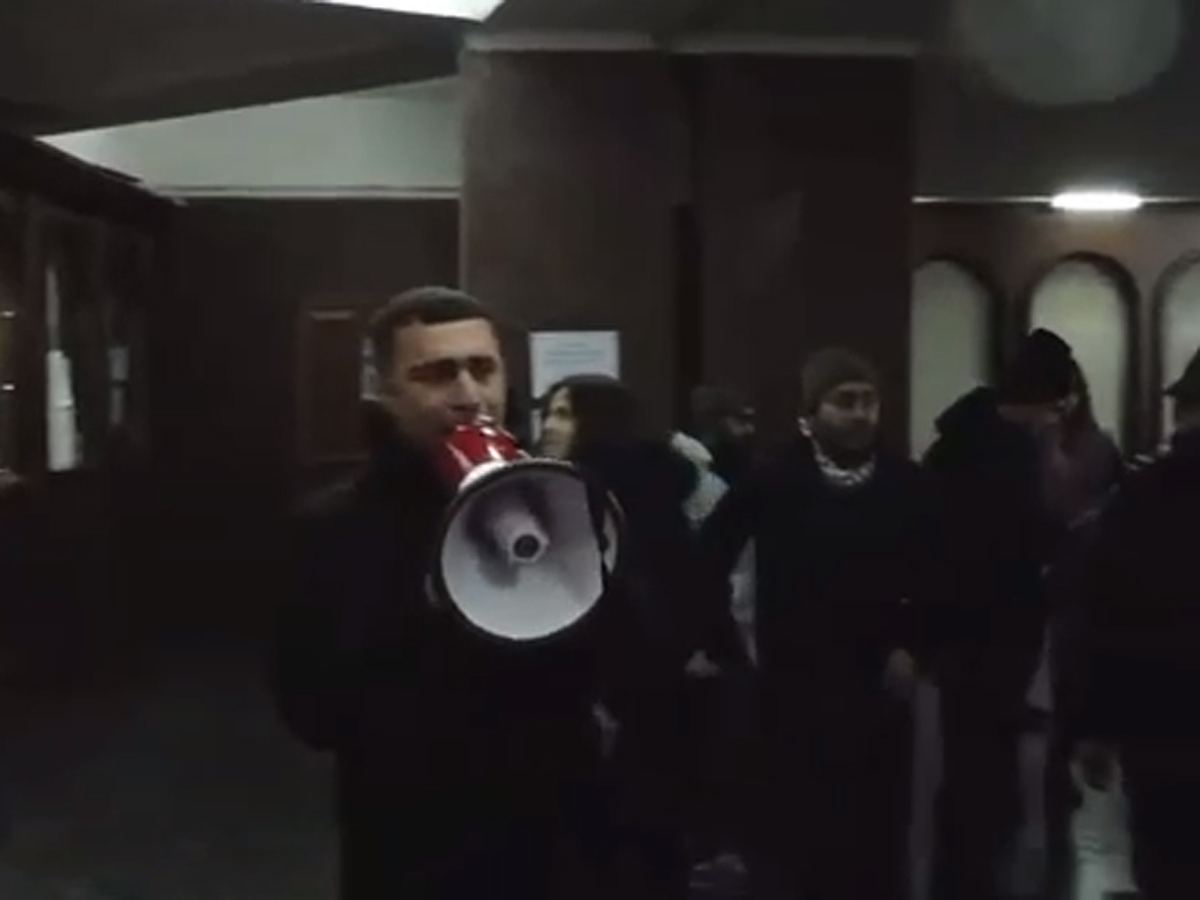 Yerevanda bir qrup etirazçı hökumət binasına daxil oldu - VİDEO