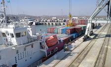 Qazaxıstanın "Barys" konteyner gəmisinin Bakıda aşırılması həyata keçirilir - FOTO