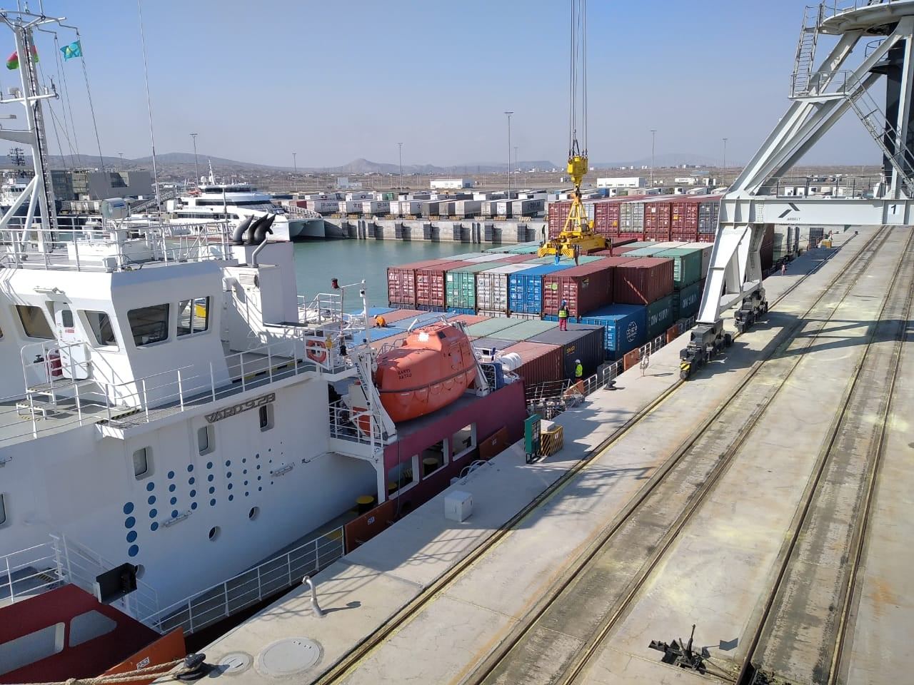 Qazaxıstanın "Barys" konteyner gəmisinin Bakıda aşırılması həyata keçirilir - FOTO
