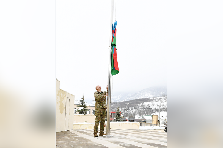 Azərbaycan Prezidenti Hadrutda dövlət bayrağımızı qaldırıb