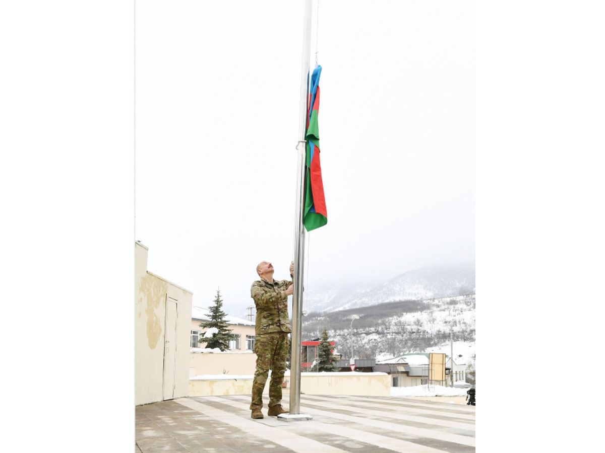 Prezident İlham Əliyev Hadrutda Azərbaycan bayrağını ucaldıb - FOTO