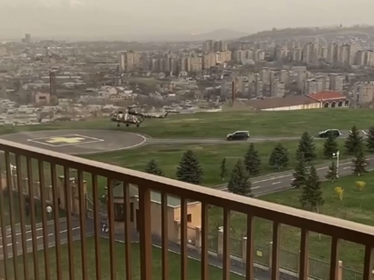 Yerevanda əsgər yaxınları yolları bağlayıb, baş qərargah rəisi helikopterlə qaçıb - VİDEO