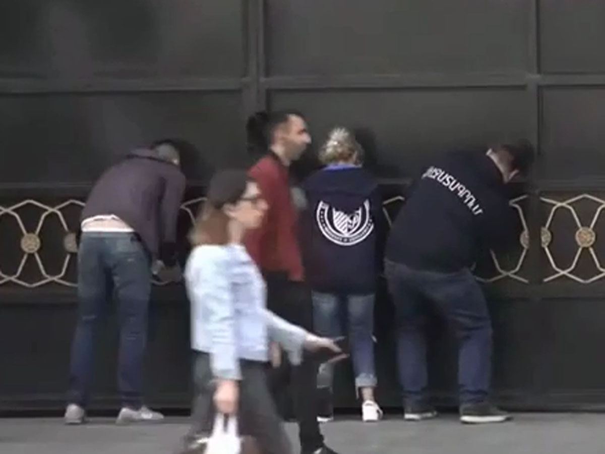 Yerevanda etirazçılar özlərini hökumət binasına qandalladı - VİDEO