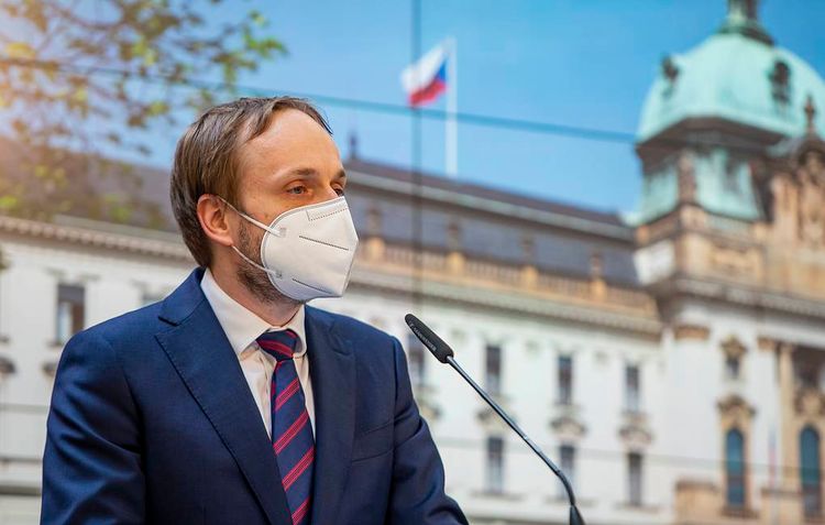 Çexiya Rusiya səfirliyinin 63 əməkdaşını ölkədən çıxaracaq