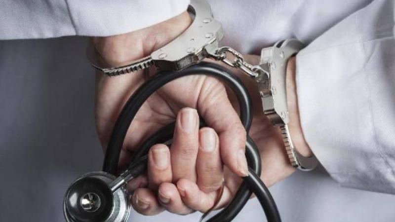 Daha bir həkim rüşvətə görə həbs edildi